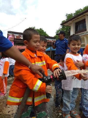 Belasan Personel Damkar Cilik Unjuk Kebolehan
